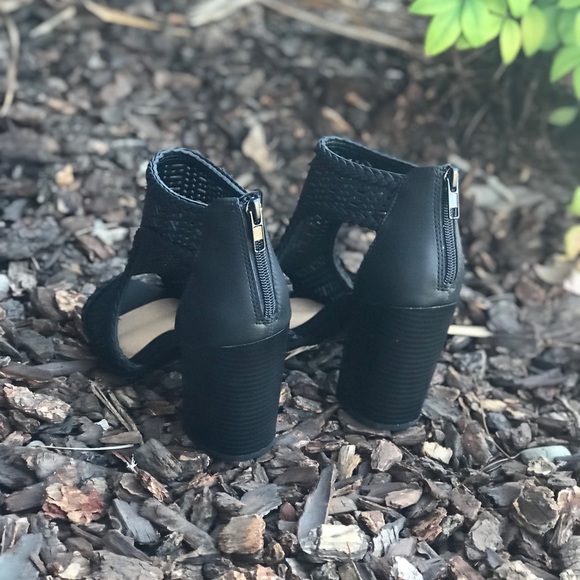 Black laser cutout booties w braided detail - Picture 4 of 7